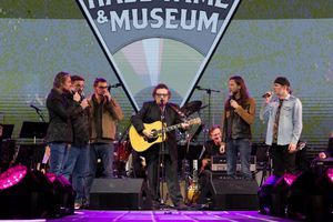 내슈빌 뮤지션 명예의 전당 헌액식에서 홈 프리와 함께 공연하는 돈 맥린