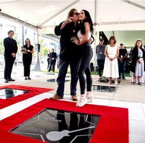 뮤직 시티 명예의 거리 헌액식에서 여자친구 파리스 딜런과 함께한 돈 맥린