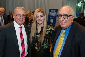 2019년 렌더스 베이글의 칼과 레이첼 렌더와 함께한 스타인(오른쪽)