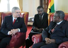 브라질 개발부 장관 미구엘 호르헤와 회담 중인 밀스 대통령