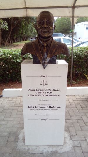 가나행정대학(GIMPA), 아크라에 있는 아타 밀스 흉상