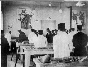 레자 샤가 테헤란대학교 의과대학 개교식에서