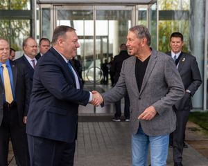 엘리슨(오른쪽)과 마이크 폼페이오 국무장관(2020년)