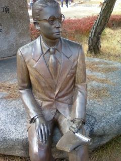 이육사 문학관의 동상