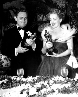 1939년 아카데미 시상식에서 스펜서 트레이시와 함께한 데이비스