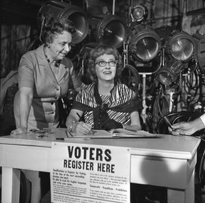 1964년 투표 등록을 하는 데이비스