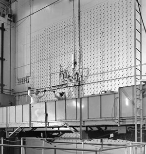 작업자가 우라늄 슬러지를 X-10 흑연 반응로에 집어넣고 있다.