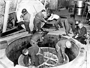 연합군 병사들이 독일의 실험용 핵 반응로를 해체하고 있다.