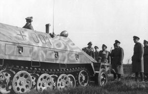 게르트 폰 룬트슈테트 원수가 1944년 1월 베벌루 캠프에서 SS 기갑 사단 히틀러 유겐트를 사열하는 모습.