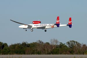 2006년 포셋이 조종하는 버진 아틀란틱 글로벌플라이어가 케네디 우주센터에 도착한 모습