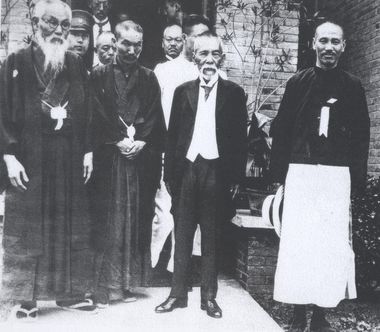 도야마(왼쪽)는 이누카이 쓰요시(중앙), 장제스(오른쪽)와 함께했다. 1927년 장제스는 도야마 등에게 국민혁명군 지원을 요청했다.