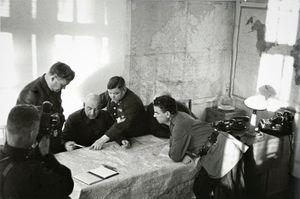 바투틴(오른쪽에서 두 번째)과 1942년 2월 북서부 전선의 다른 장교들