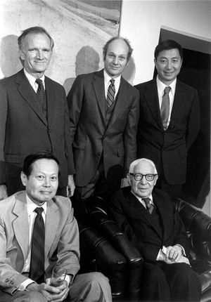 라비(오른쪽, 앉음)와 노벨상 수상자 동료들(발 피치, 제임스 크로닌, 딩쩌중, 양전닝)(왼쪽, 섬)