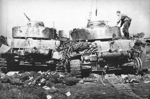 1944년 6월, 파괴된 독일 제20기갑사단의 전차 IV호(Panzer IV) 두 대
