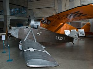 리투아니아 항공 박물관(Lithuanian Aviation Museum)에 있는 리투아니카(Lituanica) 복제품과 ANBO I