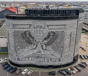 1000 리투아니아 리타스 지폐 디자인으로 장식된 비즈니스 센터