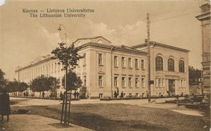 1925년 리투아니아 카우나스의 리투아니아 대학교. 현재 이 건물은 카우나스 공과대학교의 아울라로 사용되고 있다.