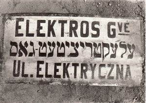 1920년대 초 파네베지스의 3개 국어(리투아니아어, 이디시어, 폴란드어) 표지판. 제2차 세계 대전 이전 파네베지스는 다문화 도시였다.