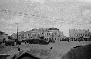 제2차 세계 대전 중 자유 광장에 있는 군용 차량