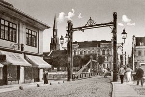 1930년 이전 사진의 비르조스 다리. 이 도개교는 도시의 중요한 수입원이었다.