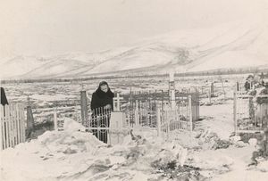 1945년 리투아니아 파르티잔의 전령으로 체포된 리투아니아 정치범 오누테 밀루샤우스카이테(Onutė Milušauskaitė)가 우스트옴추그(Ust-Omchug)에서 딸의 무덤 앞에 서 있다.