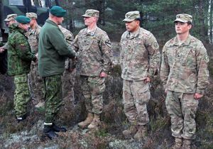 2014년 대서양 결의 작전 중 미국 군인과 악수하는 리투아니아 군인