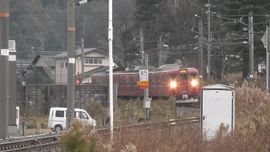 방향막등과 헤드라이트 한쪽이 꺼지는 나나오 선 전차