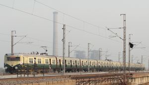 인도 첸나이의 첸나이 교외 철도가 운행하는 열차.