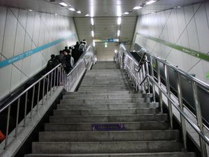 4호선 승강장 쪽에서 환승 통로로 진입하는 부분