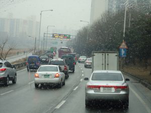 이 고속도로는 항상 교통 체증이 심하다.