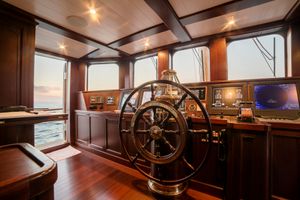 2015년 모터 요트 타란세이의 조타실과 항해 및 시스템 디스플레이