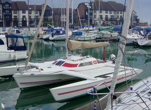 2005년 접이식 아마(ama)를 가진 크루징 트라이마란