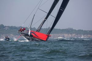 2015년 대서양 횡단 요트 경주를 시작하는 경주 요트 코만체(Comanche)