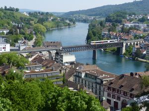 샤프하우젠과 파이어탈렌 사이 라인 강 다리(호숫가 노선)를 지나는 투르보(Thurbo) 열차