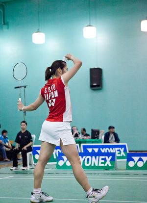 일본 선수 사토 사야카(Sayaka Sato)가 포핸드 서브를 준비하고 있다.