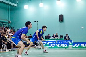 한국 선수 이용대와 고성현이 스매시를 방어하고 있다.