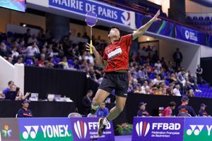 인도네시아 선수 프라빈 조르단(Praveen Jordan)이 스매싱 전 느슨한 그립을 보여주는 모습