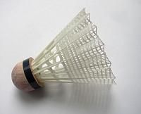 플라스틱 스커트가 달린 셔틀콕