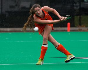 버지니아 캐벌리어스 필드 플레이어가 공을 패스하고 있다.