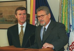 1998년 7월, 미국을 공식 방문하여 윌리엄 코헨 미국 국방장관과 펜타곤에서 만난 에밀 콘스탄티네스쿠