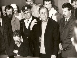 1989년 루마니아 혁명 당시 TVR에서 일리에스쿠. 이 방송은 일리에스쿠에 대한 주요 고발 사항 중 하나였다.