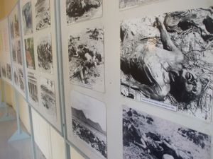 베트남 박물관에 전시된 바촉 학살 사진. 이 학살은 1978년 베트남의 캄푸치아 침공의 원인 중 하나였다.