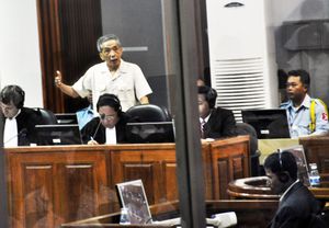 2009년 7월 20일, 캄보디아 특별재판소에 출석한 캉 케크 이우(강 껫 에아브 또는 두치)