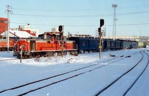 혼합열차의 예. 기관차 가까이에 객차가, 뒤쪽에 화차가 연결되어 있다.