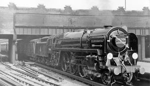 런던 빅토리아 역을 출발하는 황금의 화살호. 증기 기관차 전두부에 헤드마크를 달고 있다.