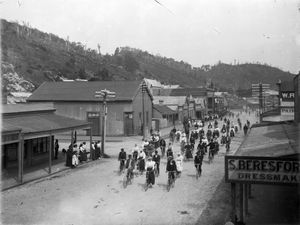 뉴질랜드 그레이마우스(Greymouth)의 자전거 이용자들 (약 1898-1905년)
