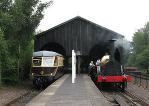 보존된 표준궤간 GWR 철도차량과 함께 복제된 GWR 파이어플라이급(GWR Firefly Class) 광궤간 증기 기관차, 디드콧 철도 센터(Didcot Railway Centre), 2009년