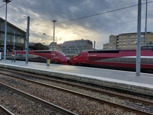 2023년 10월 19일 파리 북역에서 연결된 유로스타(구 탈리스) 열차 두 대: 그중 한 대는 여전히 탈리스 로고를 부착하고 있다.