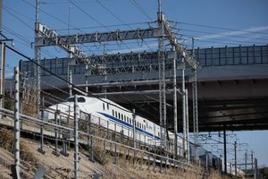 건널목은 설치하지 않고, 입체 교차와 방호 울타리로 안전 운행을 도모(도카이도 신칸센·나고야시 미도리구)