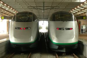 1000번대(오른쪽)와 2000번대(왼쪽)의 다른 전조등 모양과 창 주위 도색